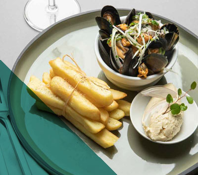 Moules frites sauce vierge, sorbet échalote coco