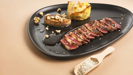Recette : Effeuillé de bœuf au foie gras sauce Rossini, millefeuilles de pomme de terre ail des ours - PassionFroid