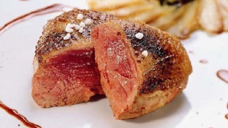 Recette : Magret de canard rôti au piment d&#039;Espelette, galette de brunoise provençale et cèpes - PassionFroid