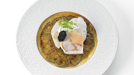 Recette : Coffre royal de Bresse, foie gras, truffe au thé fumé, carpaccio d&#039;oignon et écume parmesan - PassionFroid