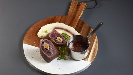 Recette : Pavé de cerf farci au foie gras sauce chocolat balsamique et purée de celeri - PassionFroid