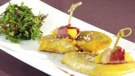 Recette : Escalopes de foie gras rôties au gomasio, segments d&#039;orange poêlés au magret de canard fumé - PassionFroid