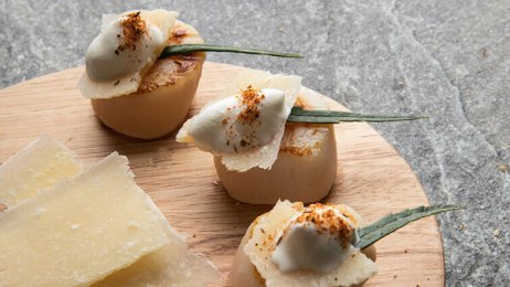 Recette : Noix de Saint-Jacques poêlées et espuma au parmesan - PassionFroid