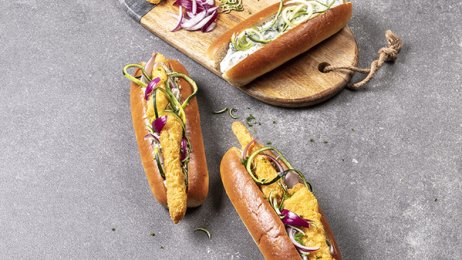 Recette : Hot dog de tenders de colin, fromage blanc citronné, salicorne en pickles - PassionFroid