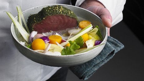 Recette : Pavé de thon en croutes d&#039;herbes au bouillon et ses légumes croquants - PassionFroid
