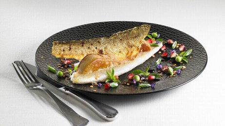 Recette : Filet de bar au foie gras peau croustillante, vinaigrette aux épices, crème de panais à la vanille - PassionFroid
