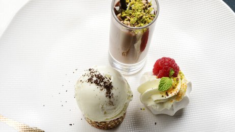 Recette : Trio de desserts, meringue framboise, verrine chocolat et croquant glacé - PassionFroid