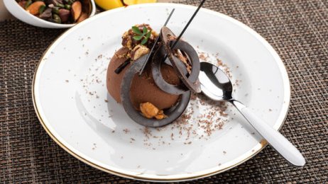 Recette : Dôme chocolat Valrhona au vieux rhum, cœur glacé cacahuète et nougatine - PassionFroid