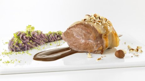 Recette : Mini rôti de cochon de lait sauce civet au chocolat et noisettes torréfiées, purée vitelotte et râpé de brocolis - PassionFroid