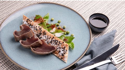 Recette : Tataki de thon, gressin au sel et lentilles beluga soufflées - PassionFroid