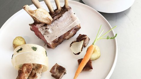 Recette : Carré d&#039;agneau rôti au lard de Colonnata, panoufle confite et ris d&#039;agneau - PassionFroid