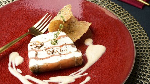 Recette : Pressé gourmand de saumon, Pouligny-Saint-Pierre et sa tuile de parmesan - PassionFroid