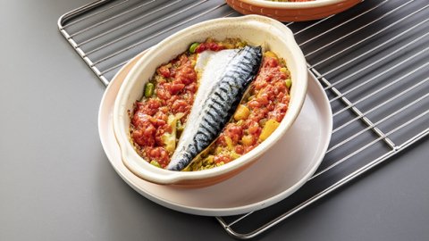 Recette : Cassolette de maquereau rôti, légumes et quinoa aux épices, bouillon de tomates - PassionFroid