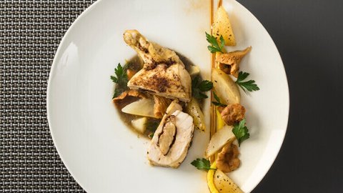 Recette : Suprême de poulet jaune poché sauce aux girolles, foie gras - PassionFroid