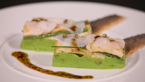 Recette : Minute de bar en sashimi de Saint-Jacques aux baies de sansho purée de petits pois à la Française - PassionFroid