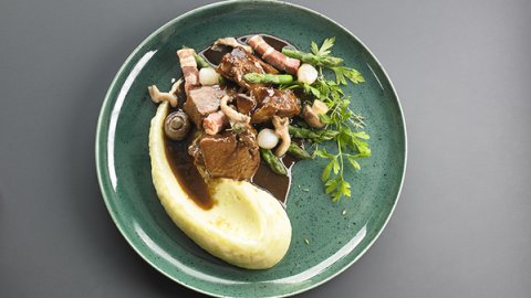 Recette : Paleron de veau cuit basse température, sauce champignons et petits oignons aux pointes d’asperges - PassionFroid