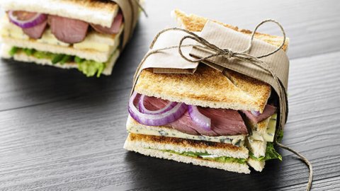 Recette : Club sandwich au rosbeef, fourme d&#039;Ambert et haricots - PassionFroid