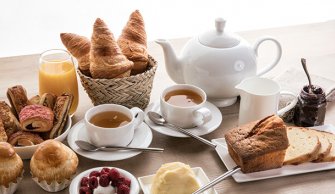 Petit déjeuner - Croissant, thé, brioches, jus d'orange, café, framboise, confiture